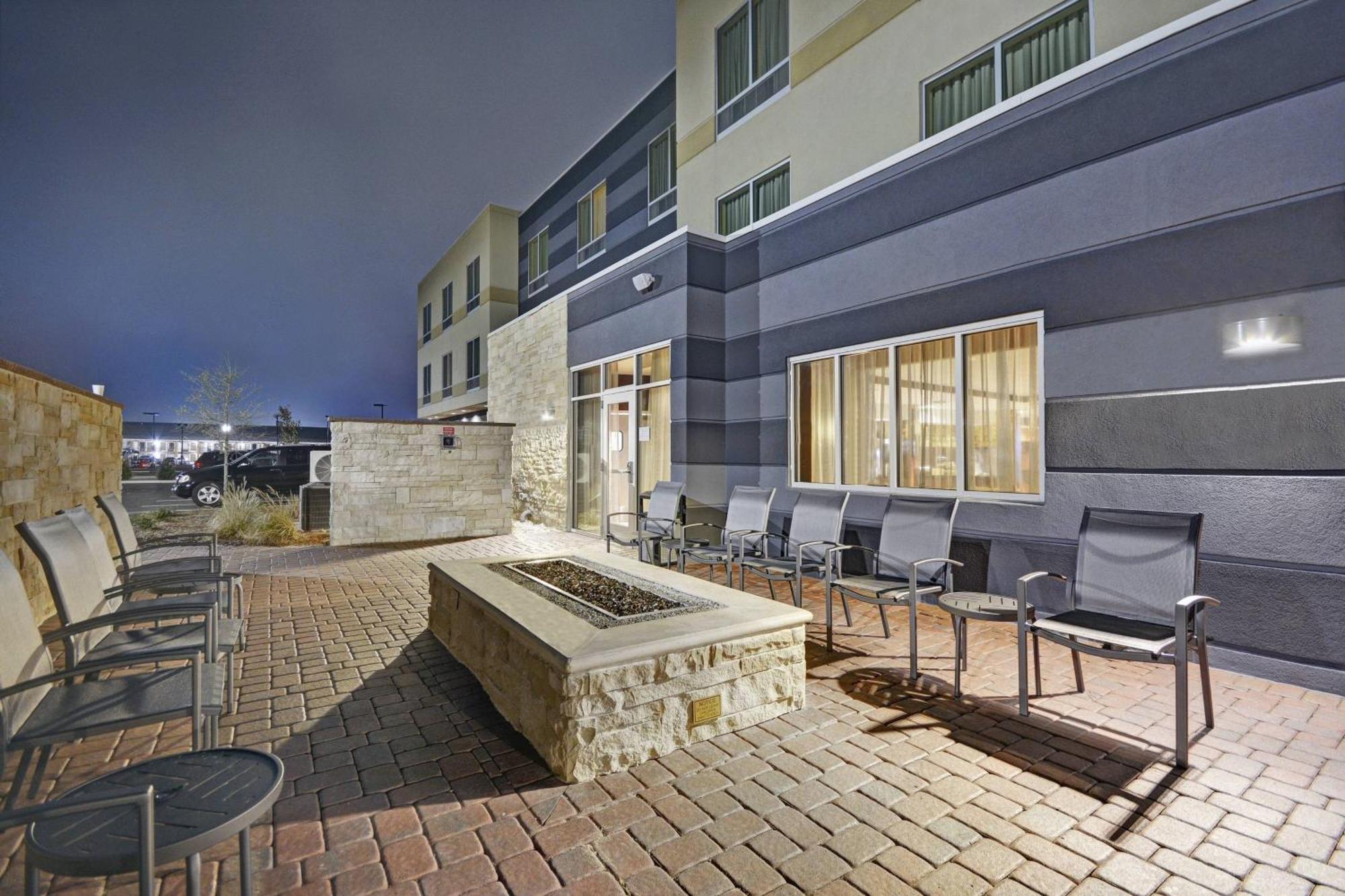 Fairfield Inn & Suites By Marriott Savannah Sw/Richmond Hill Exterior photo